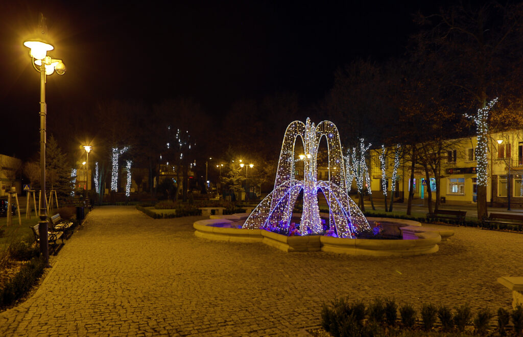 oświetlona fontanna o zmroku